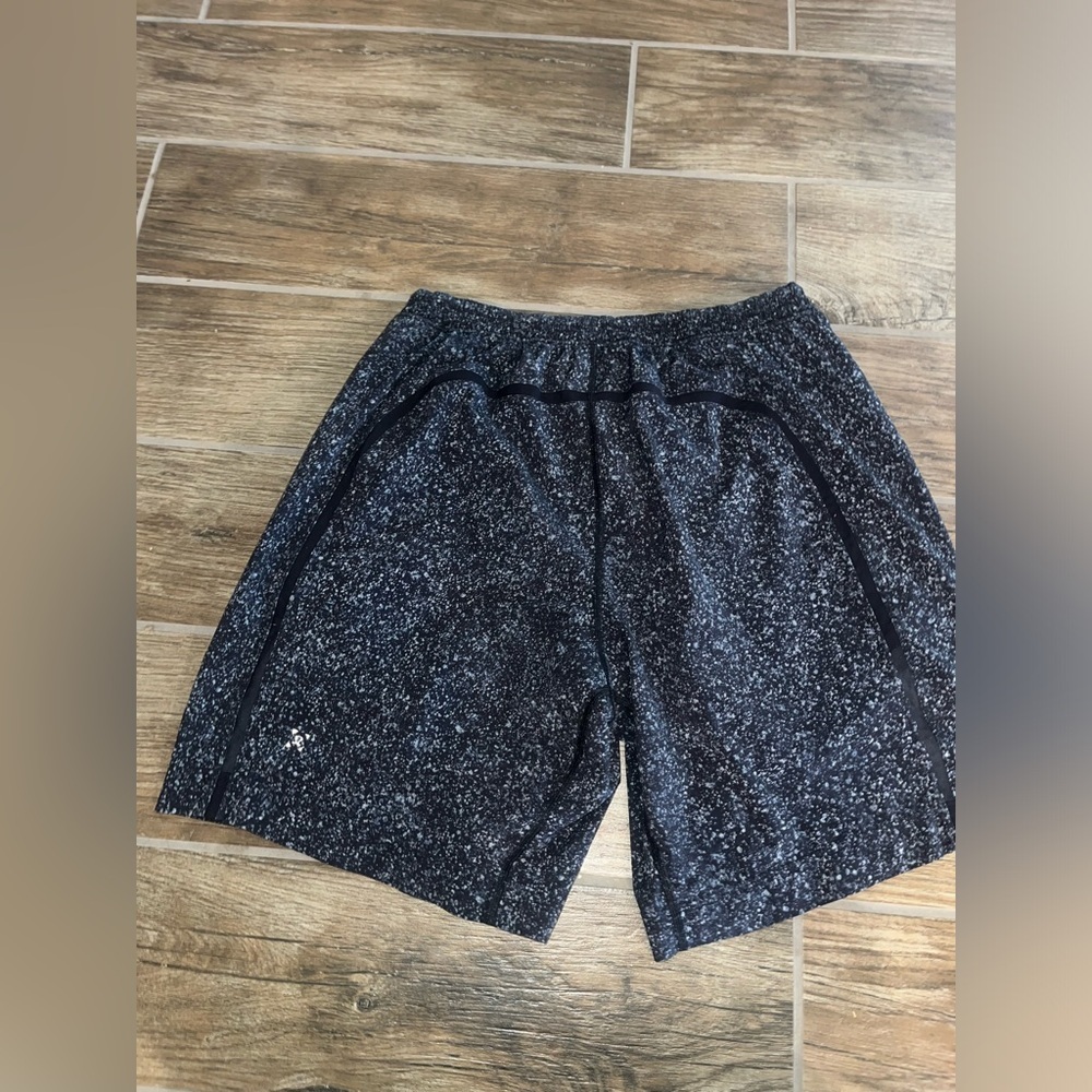 Lululemon Men’s Pace Breaker shorts large - Picture 2 of 3